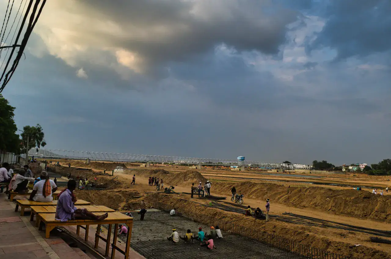 The broad, dry riverbed of the Phalgu at Gaya