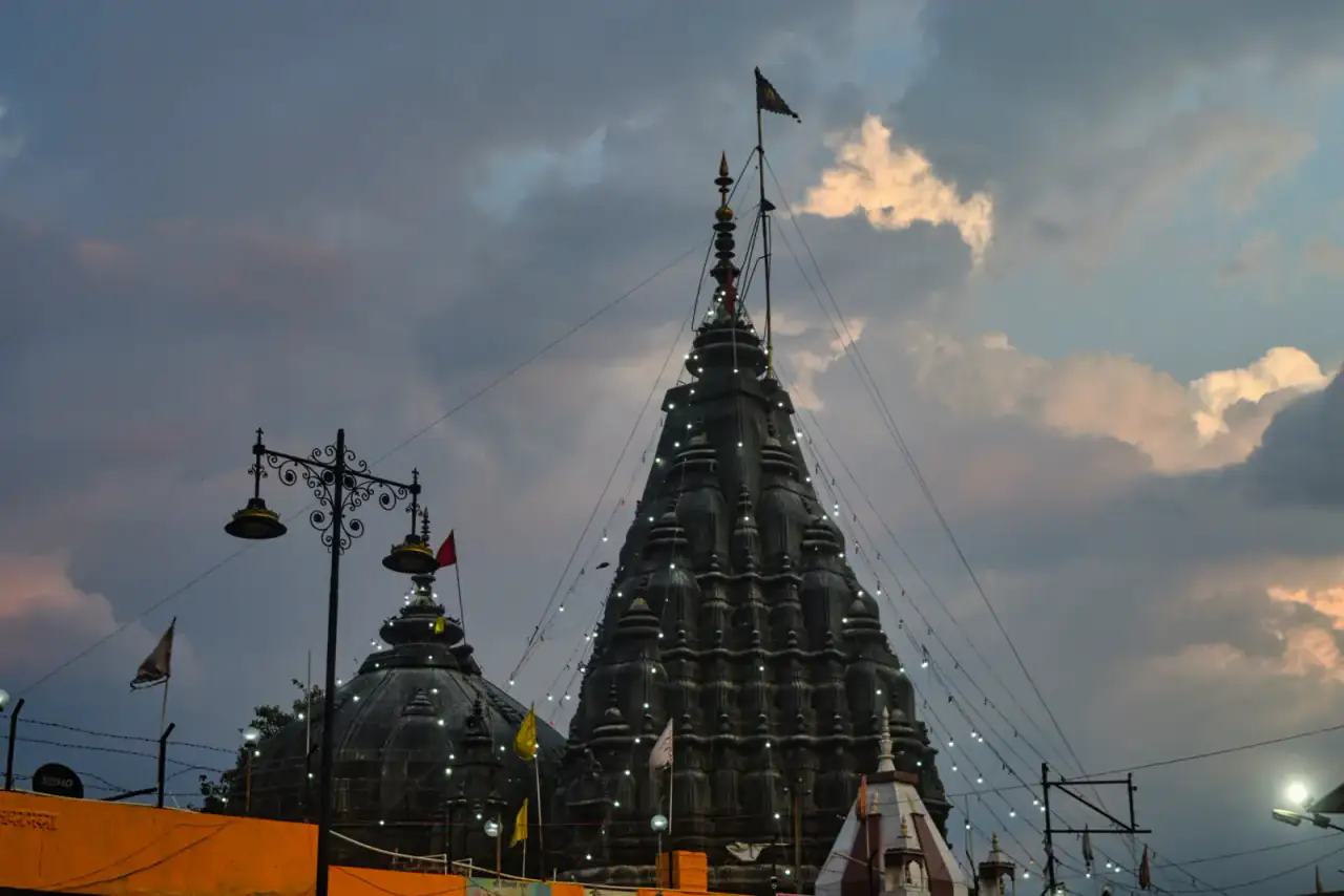 The stone exterior of Vishnupad Temple in Gaya
