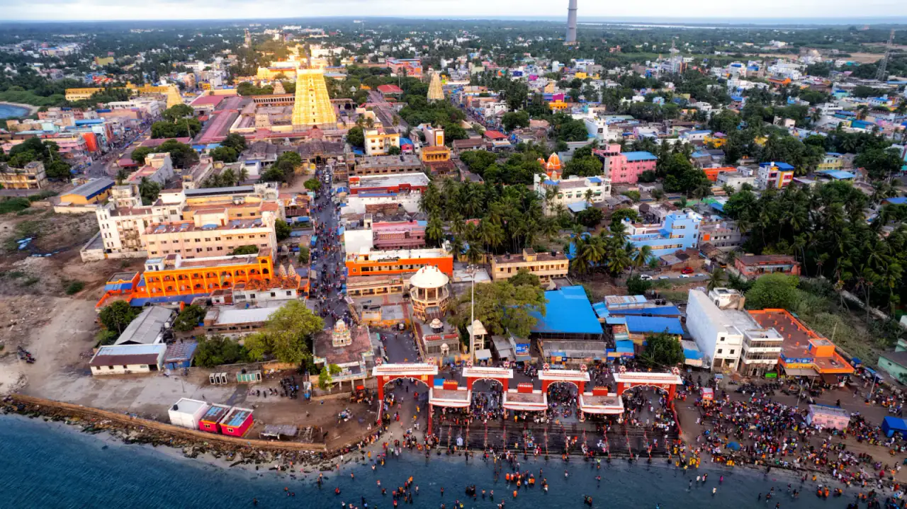 Ramanathaswamy Temple and pilgrims bathing at Agni Theertham